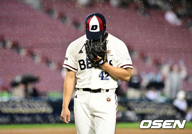 [OSEN=잠실, 지형준 기자] 23일 오후 서울 잠실구장에서 2025 신한 SOL Bank KBO리그 두산 베어스와 NC 다이노스의 경기가 열렸다.이날 두산은 콜어빈, NC는 로건 앨런을 선발로 내세웠다.8회초 수비에서 동점을 허용한 두산 최지강이 아쉬워하고 있다. 2025.05.23 /jpnews@osen.co.kr