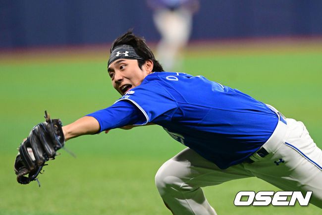 [OSEN=고척, 김성락 기자] 22일 오후 서울 고척스카이돔에서 2025 신한 SOL Bank KBO리그 키움 히어로즈와 삼성 라이온즈의 경기가 열렸다.키움은 김연주, 삼성은 레예스를 선발 투수로 내세웠다.8회말 2사 1, 2루 삼성 유격수 이재현이 키움 박주홍의 뜬공 타구를 잡아내고 있다. 2025.05.22 / ksl0919@osen.co.kr