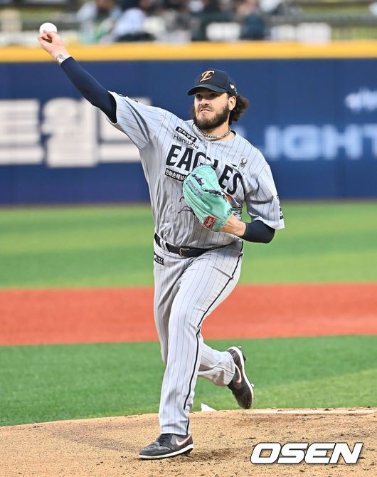 [OSEN=울산, 이석우 기자] 22일 울산 문수야구장에서 2025 신한 SOL 뱅크 KBO 리그 NC 다이노스와 한화 이글스의 경기가 열렸다. 홈팀 NC는 김녹원이, 방문팀 한화는 폰세가 선발로 나섰다.한화 이글스 선발 투수 폰세가 역투하고 있다. 2025.05.22 / foto0307@osen.co.kr