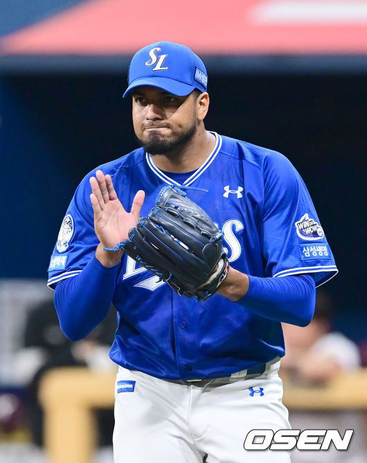 [OSEN=고척, 김성락 기자] 22일 오후 서울 고척스카이돔에서 2025 신한 SOL Bank KBO리그 키움 히어로즈와 삼성 라이온즈의 경기가 열렸다.키움은 김연주, 삼성은 레예스를 선발 투수로 내세웠다.5회말 2사 삼성 례에스가 키움 이주형의 땅볼 때 호수비를 펼친 삼성 유격수 이재현에게 박수를 보내고 있다. 2025.05.22 / ksl0919@osen.co.kr