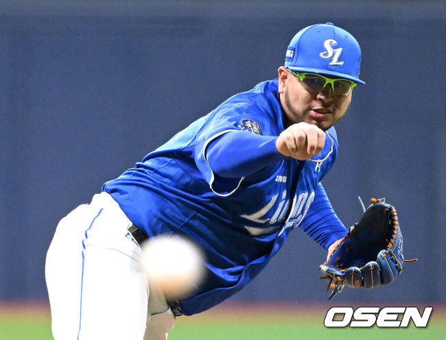 [OSEN=고척, 이대선 기자] 21일 오후 서울 고척스카이돔에서 2025 신한 SOL Bank KBO리그 키움 히어로즈와 삼성 라이온즈의 경기가 열렸다.키움은 하영민, 삼성은 후라도를 선발 투수로 내세웠다.1회말 무사에서 삼성 선발투수 후라도가 역투하고 있다. 2025.05.21 /sunday@osen.co.kr