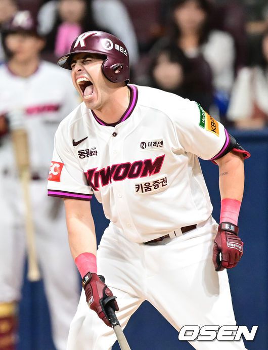 [OSEN=고척, 김성락 기자] 1회말 2사 키움 카디네스가 몸에 볼을 맞고 고통스러워하고 있다. 2025.05.22 / ksl0919@osen.co.kr