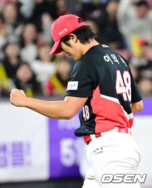 [OSEN=수원, 김성락 기자] 4일 오후 경기 수원시 KT위즈파크에서 ‘2024 신한 SOL Bank KBO리그’ KT 위즈와 KIA 타이거즈의 경기가 열렸다. 이날 KT와 KIA는 쿠에바스, 이의리가 선발로 등판해 맞대결을 펼쳤다.5회초 2사 1 ,2루 KIA 이의리가 KT 박병호를 헛스윙 삼진으로 잡아낸 뒤 기뻐하고 있다. 2024.04.04 / ksl0919@osen.co.kr