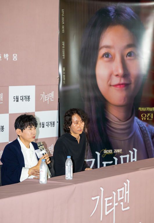 [OSEN=박준형 기자] 21일 서울 잠실롯데월드타워 내 롯데시네마 월드타워에서 영화 '기타맨'(감독 이선정) 언론시사회가 진행됐다.올해 2월 유명을 달리한 배우 김새론의 유작인 영화 '기타맨'은 고된 현실 속에서도 음악을 통해 희망을 찾으려는 천재 기타리스트 기철(이선정 분)의 상실과 사랑을 그린 음악 영화다. 이선정 감독이 김새론 관련 질문에 답하고 있다.   2025.05.21 / soul1014@osen.co.kr