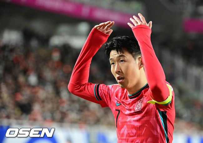 [OSEN=수원, 지형준 기자] 홍명보호가 이번에도 승리하지 못했다. 요르단과 아쉬운 무승부를 거두면서 3경기 연속 승점 1점을 추가하는 데만족해야 했다.홍명보 감독이이끄는 대한민국 축구대표팀은 25일 오후 8시 수원월드컵경기장에서 열린 2026 국제축구연맹(FIFA) 북중미 월드컵 아시아지역 3차 예선 B조 8차전에서 요르단과 1-1로 비겼다.이제 한국은 승점 16(4승 4무)으로 불안한 조 1위를 유지 중이다. 2위 요르단(승점 13), 한 경기 덜 치른 이라크(승점 12)와 격차가 크지 않다. 6월 A매치 결과에 따라 뒤집힐 가능성도 충분하다.후반 대한민국 손흥민이 코너킥을 준비하며 팬들의 응원을 유도하고 있다. 2025.03.25 / jpnews@osen.co.kr