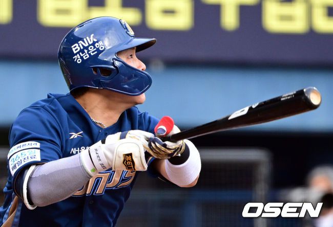 [OSEN=잠실, 조은정 기자]24일 오후 서울 잠실구장에서 2025 신한 SOL Bank KBO리그 두산 베어스와 NC 다이노스의 경기가 열렸다.두산은 최원준을 NC는 라일리를 선발 투수로 내세웠다.3회초 NC 선두타자 박세혁이 선제 우중월 솔로포를 날리고 있다. 2025.05.24 /cej@osen.co.kr