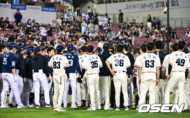 [OSEN=잠실, 지형준 기자] 23일 오후 서울 잠실구장에서 2025 신한 SOL Bank KBO리그 두산 베어스와 NC 다이노스의 경기가 열렸다.이날 두산은 콜어빈, NC는 로건 앨런을 선발로 내세웠다.NC가 0-1로 뒤진 6회초 공격. 2사 박건우 타석에 두산 선발 콜어빈의 7구째 149km 직구가 박건우의 머리 쪽으로 향하며 벤치클리어링이 발발했다. 앞서 4회초 타석에서도 박건우는 콜어빈의 149km 직구에 왼쪽 옆구리를 강하게 맞으며 상당한 고통을 호소했다. 양팀 선수들이 그라운드에서 언쟁을 벌이고 있다. 2025.05.23 /jpnews@osen.co.kr