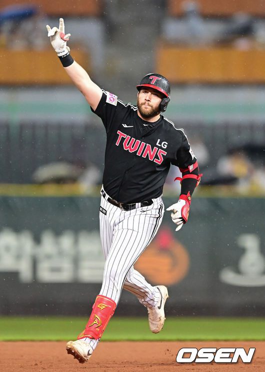 [OSEN=인천, 김성락 기자] 23일 오후 인천 미추홀구 SSG랜더스필드에서 ‘2025 신한 SOL Bank KBO리그’ SSG 랜더스와 LG 트윈스의 경기가 열렸다.이날 홈팀 SSG는 화이트, LG는 손주영을 선발로 내세웠다.8회초 1사 LG 오스틴이 솔로 홈런을 날린 뒤 세리머니를 하고 있다.2025.05.23 / ksl0919@osen.co.kr