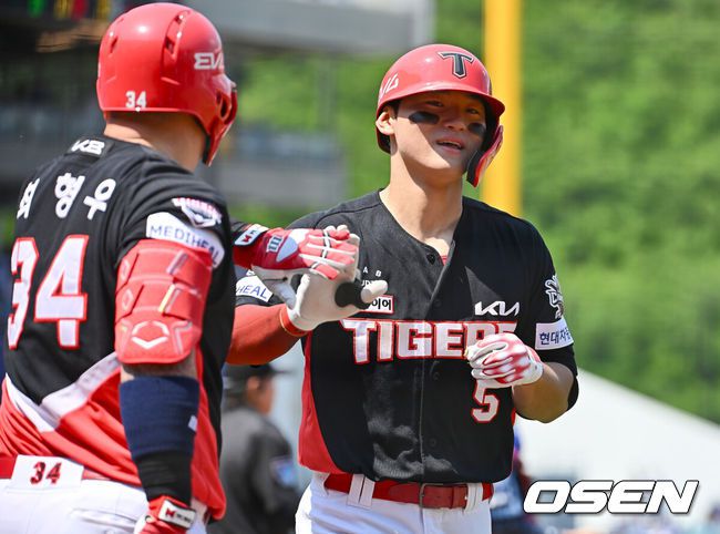 [OSEN=대구, 이석우 기자] 25일 대구삼성라이온즈파크에서 2025 신한 SOL 뱅크 KBO 리그 삼성 라이온즈와 KIA 타이거즈의 경기가 열렸다. 홈팀 삼성은 원태인이, 방문팀 KIA는 윤영철이 선발 출전했다. KIA 타이거즈 김도영이 1회초 2사 우월 솔로 홈런을 치고 하이파이브를 하고 있다. 2025.05.25 / foto0307@osen.co.kr