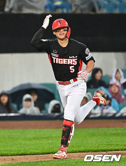 [OSEN=대구, 이석우 기자] 24일 대구삼성라이온즈파크에서 2025 신한 SOL 뱅크 KBO 리그 삼성 라이온즈와 KIA 타이거즈의 경기가 열렸다. 홈팀 삼성은 이승현이, 방문팀 KIA는 김도현이 선발 출전했다. KIA 타이거즈 김도영이 7회초 2사 좌월 솔로 홈런을 치고 세리머니를 하고 있다. 2025.05.24 / foto0307@osen.co.kr