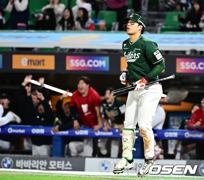 [OSEN=인천, 지형준 기자] 프로야구SSG 랜더스가LG 트윈스에 짜릿한 끝내기 승리를 거뒀다.SSG는 24일 인천 SSG랜더스필드에서 열린 2025 KBO리그 LG와 경기에서 9회 한유섬의 끝내기 안타로 5-4 승리했다.SSG 한유섬이 끝내기 타구를 바라보고 있다. 025.05.24 /jpnews@osen.co.kr