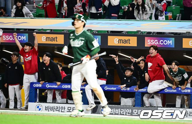 [OSEN=인천, 지형준 기자] 프로야구SSG 랜더스가LG 트윈스에 짜릿한 끝내기 승리를 거뒀다.SSG는 24일 인천 SSG랜더스필드에서 열린 2025 KBO리그 LG와 경기에서 9회 한유섬의 끝내기 안타로 5-4 승리했다.SSG 한유섬이 끝내기 안타를 날리자 더그아웃의 동료선수들이 기뻐하고 있다. 025.05.24 /jpnews@osen.co.kr