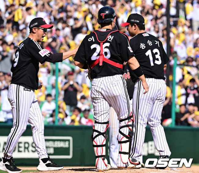 [OSEN=인천, 조은정 기자]25일 인천 SSG랜더스필드에서 2025 신한 SOL Bank KBO리그 SSG 랜더스와 LG 트윈스의 경기가 열렸다.SSG은 전영준을 LG는 송승기를 선발투수로 내세웠다.7회말 2사 1루 LG 송승기가 교체되고 있다. 2025.05.25 /cej@osen.co.kr