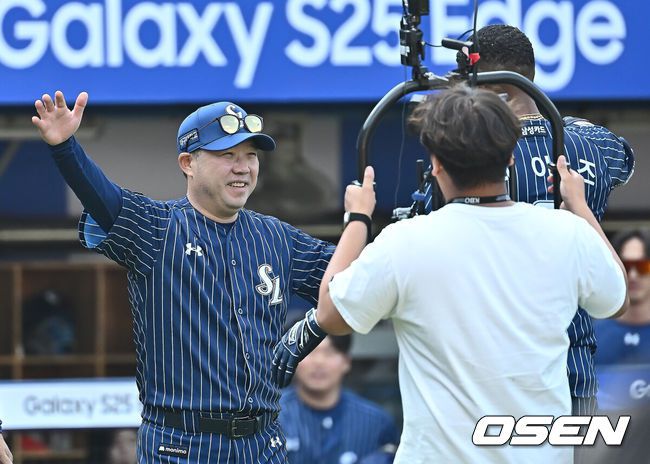 [OSEN=대구, 이석우 기자] 25일 대구삼성라이온즈파크에서 2025 신한 SOL 뱅크 KBO 리그 삼성 라이온즈와 KIA 타이거즈의 경기가 열렸다. 홈팀 삼성은 원태인이, 방문팀 KIA는 윤영철이 선발 출전했다. 삼성 라이온즈 박진만 감독이 9회말 끝내기 홈런을 친 디아즈와 포옹을 하고 있다. 2025.05.25 / foto0307@osen.co.kr