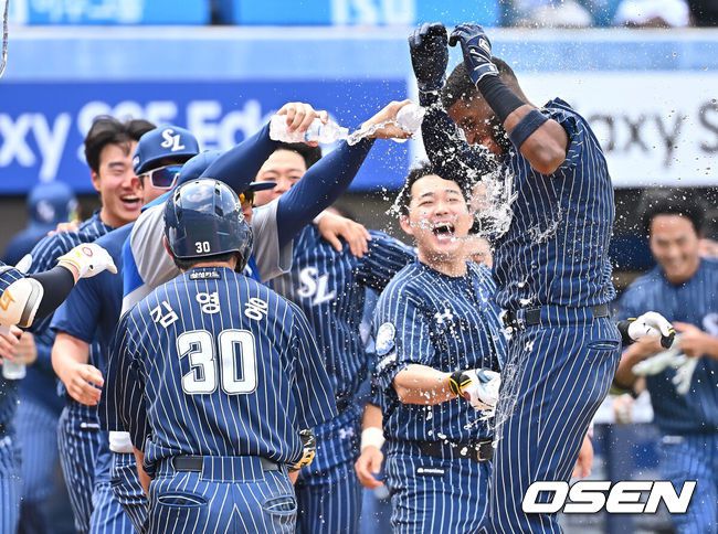 [OSEN=대구, 이석우 기자] 25일 대구삼성라이온즈파크에서 2025 신한 SOL 뱅크 KBO 리그 삼성 라이온즈와 KIA 타이거즈의 경기가 열렸다. 홈팀 삼성은 원태인이, 방문팀 KIA는 윤영철이 선발 출전했다. 삼성 라이온즈 디아즈가 9회말 끝내기 홈런을 치고 선수들의 축하를 받고 있다. 2025.05.25 / foto0307@osen.co.kr