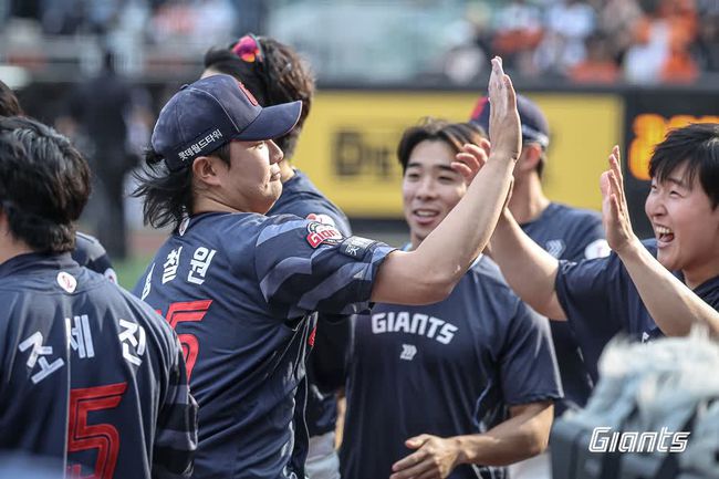 롯데 정철원이 9회 만루 위기를 넘긴 뒤 기뻐하고 있다. /롯데 자이언츠 제공