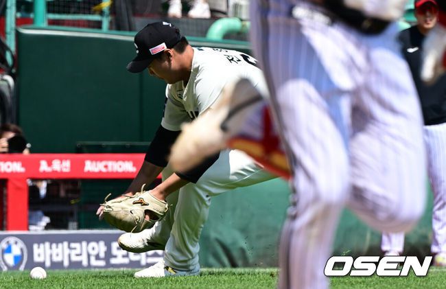 [OSEN=인천, 조은정 기자]25일 인천 SSG랜더스필드에서 2025 신한 SOL Bank KBO리그 SSG 랜더스와 LG 트윈스의 경기가 열렸다.SSG은 전영준을 LG는 송승기를 선발투수로 내세웠다.3회초 2사 1,2루 SSG 선발 전영준이 LG 오스틴의 내야안타를 처리하고 있다. 2025.05.25 /cej@osen.co.kr