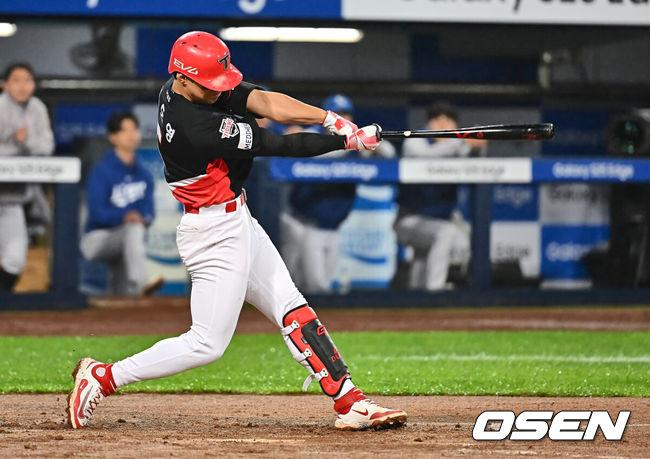[OSEN=대구, 이석우 기자] 24일 대구삼성라이온즈파크에서 2025 신한 SOL 뱅크 KBO 리그 삼성 라이온즈와 KIA 타이거즈의 경기가 열렸다. 홈팀 삼성은 이승현이, 방문팀 KIA는 김도현이 선발 출전했다. KIA 타이거즈 김도영이 7회초 2사 좌월 솔로 홈런을 치고 있다. 2025.05.24 / foto0307@osen.co.kr