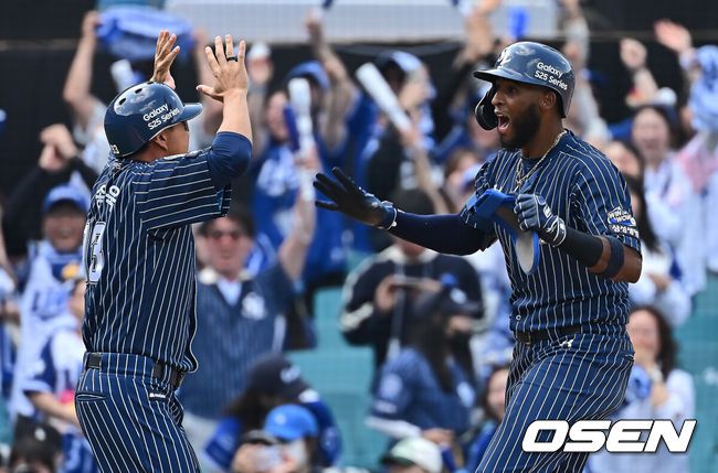 [OSEN=대구, 이석우 기자] 25일 대구삼성라이온즈파크에서 2025 신한 SOL 뱅크 KBO 리그 삼성 라이온즈와 KIA 타이거즈의 경기가 열렸다. 홈팀 삼성은 원태인이, 방문팀 KIA는 윤영철이 선발 출전했다. 삼성 라이온즈 디아즈가 9회말 끝내기 홈런을 치고 하이파이브를 하고 있다. 2025.05.25 / foto0307@osen.co.kr