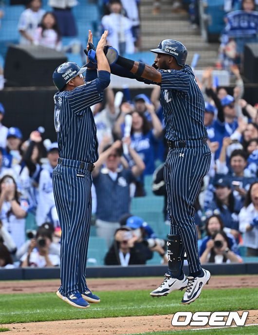 [OSEN=대구, 이석우 기자] 25일 대구삼성라이온즈파크에서 2025 신한 SOL 뱅크 KBO 리그 삼성 라이온즈와 KIA 타이거즈의 경기가 열렸다. 홈팀 삼성은 원태인이, 방문팀 KIA는 윤영철이 선발 출전했다. 삼성 라이온즈 디아즈가 9회말 끝내기 홈런을 치고 하이파이브를 하고 있다. 2025.05.25 / foto0307@osen.co.kr