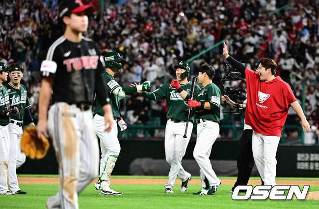 [OSEN=인천, 지형준 기자] 프로야구SSG 랜더스가LG 트윈스에 짜릿한 끝내기 승리를 거뒀다.SSG는 24일 인천 SSG랜더스필드에서 열린 2025 KBO리그 LG와 경기에서 9회 한유섬의 끝내기 안타로 5-4 승리했다.끝내기 안타를 날린 SSG 한유섬이 동료선수들과 승리를 기뻐하고 있다. 025.05.24 /jpnews@osen.co.kr