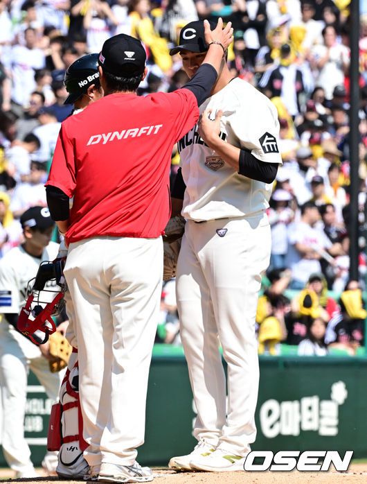 [OSEN=인천, 조은정 기자]25일 인천 SSG랜더스필드에서 2025 신한 SOL Bank KBO리그 SSG 랜더스와 LG 트윈스의 경기가 열렸다.SSG은 전영준을 LG는 송승기를 선발투수로 내세웠다.5회초 1사 2루 SSG 선발 전영준이 교체되고 있다. 2025.05.25 /cej@osen.co.kr