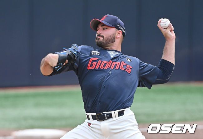 [OSEN=경산, 이석우 기자] 21일 경산 삼성라이온즈볼파크에서 2025 KBO 퓨처스리그 삼성 라이온즈와 롯데 자이언츠의 경기가 열렸다. 홈팀 삼성은 최예한이, 방문팀 롯데는 감보아가 선발 출전했다. 롯데 자이언츠 새 외국인 투수 감보아가 선발로 출전해 역투하고 있다. 2025.05.21 / foto0307@osen.co.kr
