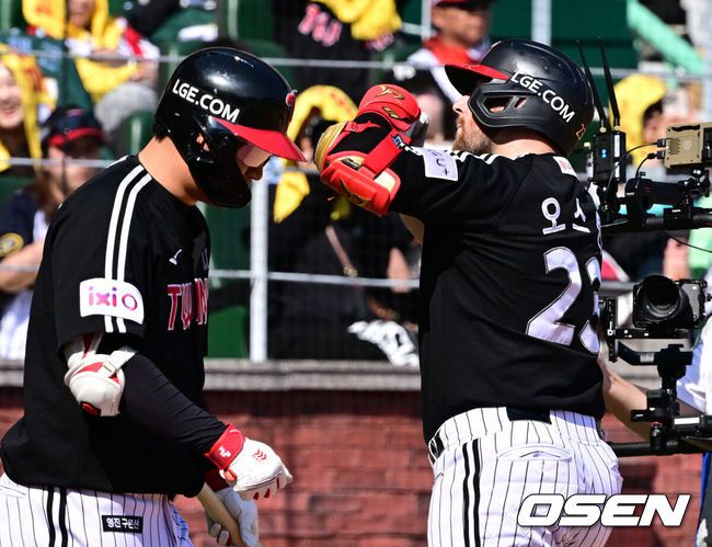 [OSEN=인천, 조은정 기자]25일 인천 SSG랜더스필드에서 2025 신한 SOL Bank KBO리그 SSG 랜더스와 LG 트윈스의 경기가 열렸다.SSG은 전영준을 LG는 송승기를 선발투수로 내세웠다.7회초 LG 선두타자 오스틴이 좌월 솔로 홈런을 날린 뒤 세리머니를 하고 있다. 2025.05.25 /cej@osen.co.kr