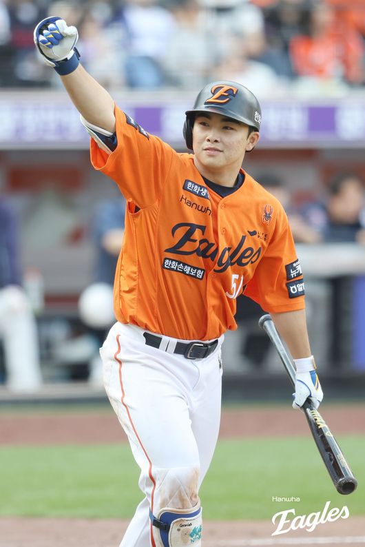 한화 문현빈이 끝내기 밀어내기 볼넷을 얻은 뒤 기뻐하고 있다. /한화 이글스 제공