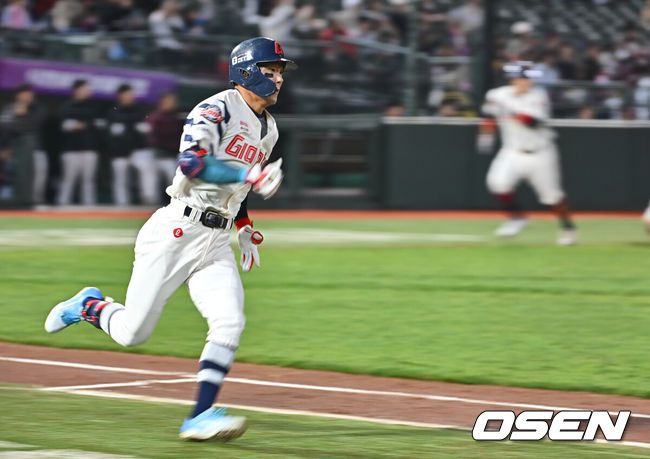 [OSEN=부산, 이석우 기자] 17일 부산 사직야구장에서 2025 신한 SOL 뱅크 KBO 리그 롯데 자이언츠와 키움 히어로즈의 경기가 열렸다. 홈팀 롯데는 박세웅, 방문팀 키움은 김윤하가 선발 출전했다.롯데 자이언츠 장두성이 2회말 1사 2,3루 중견수 앞 1타점 안타를 치고 진루하고 있다. 2025.04.17 / foto0307@osen.co.kr