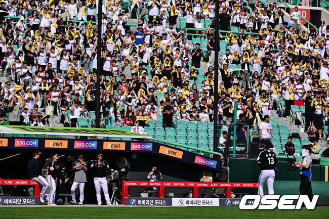 [OSEN=인천, 조은정 기자]25일 인천 SSG랜더스필드에서 2025 신한 SOL Bank KBO리그 SSG 랜더스와 LG 트윈스의 경기가 열렸다.SSG은 전영준을 LG는 송승기를 선발투수로 내세웠다.7회말 2사 1루 LG 송승기가 교체되고 있다. 2025.05.25 /cej@osen.co.kr