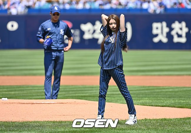[OSEN=대구, 이석우 기자] 25일 대구삼성라이온즈파크에서 2025 신한 SOL 뱅크 KBO 리그 삼성 라이온즈와 KIA 타이거즈의 경기가 열렸다. 홈팀 삼성은 원태인이, 방문팀 KIA는 윤영철이 선발 출전했다. 걸그룹 키키 멤버 하음이 시구를 하고 있다.  2025.05.25 / foto0307@osen.co.kr
