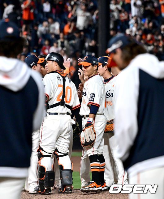 [OSEN=대전, 최규한 기자] 프로야구 한화 이글스가 5경기 연속 선발승으로 5연승을 질주했다. 홈런 2개 포함 장단 14안타 12득점으로 타선도 폭발했다.한화는 18일 대전 한화생명볼파크에서 열린 2025 신한 SOL Bank KBO리그 NC 다이노스와의 홈경기를 12-4로 승리했다.선발투수 엄상백이 5이닝 4실점으로 이적 첫 승을 신고했고, 타선이 1회부터 5득점 빅이닝을 몰아치며 NC 1선발 로건 앨런을 무너뜨렸다. 채은성이 7회말 시즌 2호 쐐기 투런 홈런 포함 4타수 4안타 5타점, 이도윤이 5타수 3안타 4타점으로 맹타를 휘둘렀다.경기를 마치고 승리한 한화 선수들이 하이파이브를 나누고 있다. 2025.04.18 / dreamer@osen.co.kr