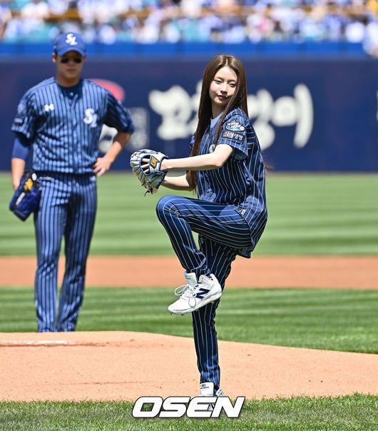 [OSEN=대구, 이석우 기자] 25일 대구삼성라이온즈파크에서 2025 신한 SOL 뱅크 KBO 리그 삼성 라이온즈와 KIA 타이거즈의 경기가 열렸다. 홈팀 삼성은 원태인이, 방문팀 KIA는 윤영철이 선발 출전했다. 걸그룹 키키 멤버 하음이 시구를 하고 있다.  2025.05.25 / foto0307@osen.co.kr