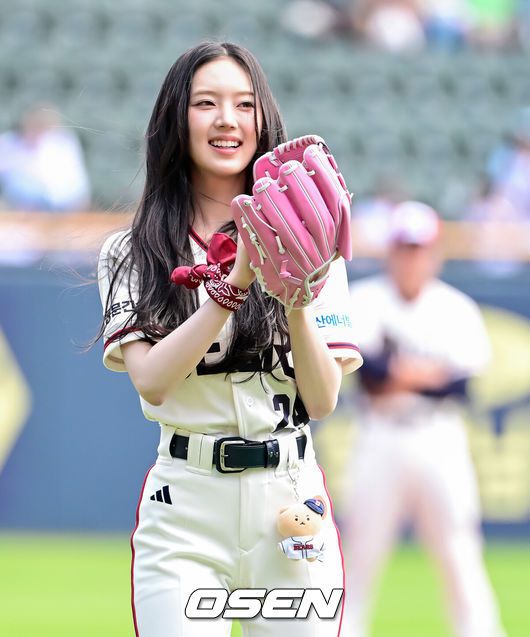 [OSEN=대구, 이석우 기자] 25일 대구삼성라이온즈파크에서 2025 신한 SOL 뱅크 KBO 리그 삼성 라이온즈와 KIA 타이거즈의 경기가 열렸다. 홈팀 삼성은 원태인이, 방문팀 KIA는 윤영철이 선발 출전했다. 걸그룹 키키 멤버 하음이 시구를 하고 있다.  2025.05.25 / foto0307@osen.co.kr