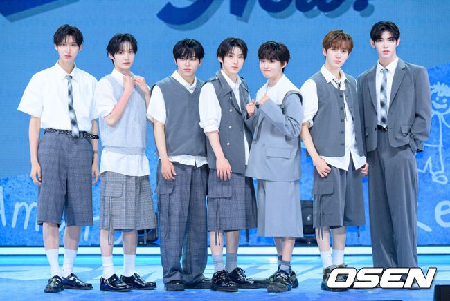 [OSEN=이대선 기자] 26일 오후 서울 광진구 예스24 라이브홀에서 JYP엔터테인먼트 차세대 보이그룹 킥플립(KickFlip) 미니 2집 'Kick Out, Flip Now!'(킥 아웃, 플립 나우!) 쇼케이스가 열렸다.킥플립은 1월 20일 데뷔 앨범 'Flip it, Kick it!'(플립 잇, 킥 잇!) 및 타이틀곡 'Mama Said (뭐가 되려고?)'(마마 세드) 이후 4개월 만에 초고속 컴백을 맞이한다. 신곡 'FREEZE'는 90년대 감성의 기타 리프 위 글리치합, 하이퍼팝 신스를 현대적으로 결합한 하이브리드 팝 펑크 기반의 댄스곡이다. 우리만의 비밀 아지트를 향해 질주하는 킥플립의 유쾌한 반항을 그렸다.그룹 킥플립이 포토타임을 가지고 있다. 2025.05.26 /sunday@osen.co.kr