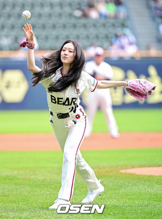 [OSEN=잠실, 지형준 기자] 25일 서울 잠실구장에서 2025 신한 SOL Bank KBO리그 두산 베어스와 NC 다이노스의 경기가 열렸다.이날 두산은 잭로그, 콜어빈, NC는 최성용을 선발로 내세웠다.가수 키키 이솔이 시구를 마치며 미소짓고 있다. 2025.05.25 /jpnews@osen.co.kr