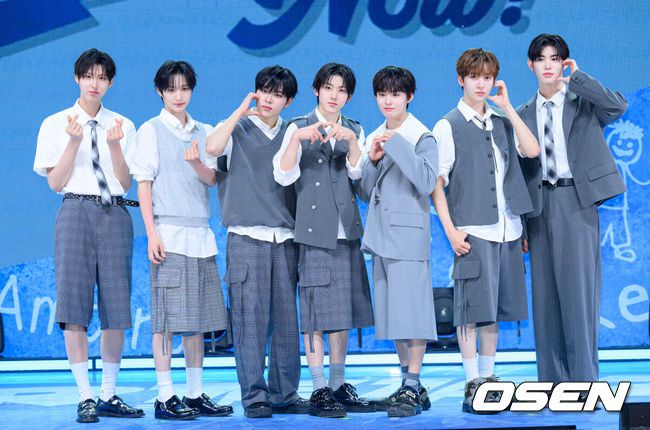 [OSEN=이대선 기자] 26일 오후 서울 광진구 예스24 라이브홀에서 JYP엔터테인먼트 차세대 보이그룹 킥플립(KickFlip) 미니 2집 'Kick Out, Flip Now!'(킥 아웃, 플립 나우!) 쇼케이스가 열렸다.킥플립은 1월 20일 데뷔 앨범 'Flip it, Kick it!'(플립 잇, 킥 잇!) 및 타이틀곡 'Mama Said (뭐가 되려고?)'(마마 세드) 이후 4개월 만에 초고속 컴백을 맞이한다. 신곡 'FREEZE'는 90년대 감성의 기타 리프 위 글리치합, 하이퍼팝 신스를 현대적으로 결합한 하이브리드 팝 펑크 기반의 댄스곡이다. 우리만의 비밀 아지트를 향해 질주하는 킥플립의 유쾌한 반항을 그렸다.그룹 킥플립이 포토타임을 가지고 있다. 2025.05.26 /sunday@osen.co.kr