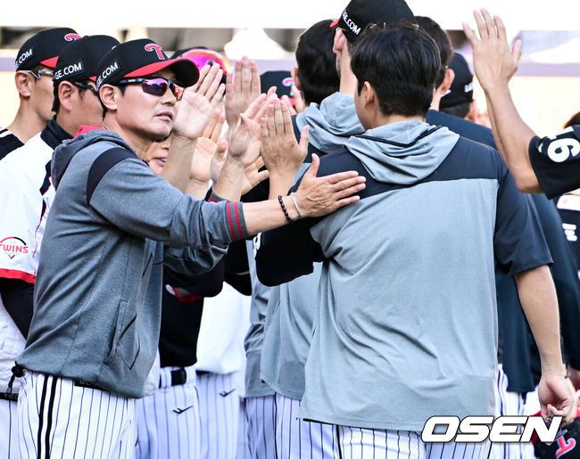 [OSEN=인천, 조은정 기자]프로야구LG 트윈스가 SSG 랜더스 상대로 위닝에 성공했다.LG는 25일 인천 SSG랜더스필드에서 열린 2025 KBO리그 SSG와 경기에서 9-3으로 승리했다.선두 LG는 이날 승리로 33승 1무 18패가 됐다. SSG는 25승 1무 25패로 승률 5할이 됐다.LG 염경엽 감독이 송승기와 승리를 기뻐하고 있다. 2025.05.25 /cej@osen.co.kr
