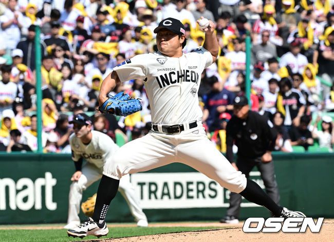 [OSEN=인천, 조은정 기자]25일 인천 SSG랜더스필드에서 2025 신한 SOL Bank KBO리그 SSG 랜더스와 LG 트윈스의 경기가 열렸다.SSG은 전영준을 LG는 송승기를 선발투수로 내세웠다.5회초 1사 2루 SSG 한두솔이 역투하고 있다. 2025.05.25 /cej@osen.co.kr