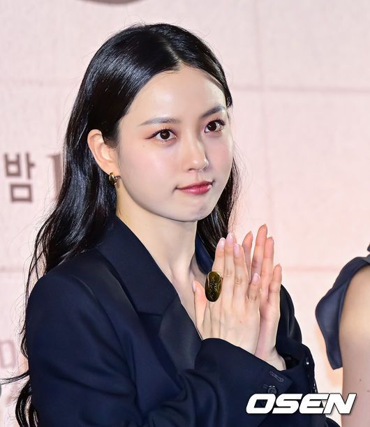 [OSEN=지형준 기자] 8일 오후 서울 상암 스탠포드 호텔 그랜드볼룸에서 지니TV오리지널 ‘당신의 맛’ 제작발표회가 열렸다.‘당신의 맛’은 식품 기업을 물려받기 위해 작은 식당을 인수 합병하는 ‘레시피 사냥꾼’이 된 재벌 상속남 한범우(강하늘 분)와 전주에서 간판도 없는 원 테이블 식당을 운영 중인 똥고집 셰프 모연주(고민시 분)의 전쟁 같은 키친 타카 성장 로맨스다.배우 고민시가 기자간담회를 하고 있다. 2025.05.08 /jpnews@osen.co.kr