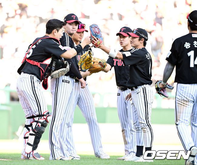 [OSEN=인천, 조은정 기자]프로야구LG 트윈스가 SSG 랜더스 상대로 위닝에 성공했다.LG는 25일 인천 SSG랜더스필드에서 열린 2025 KBO리그 SSG와 경기에서 9-3으로 승리했다.선두 LG는 이날 승리로 33승 1무 18패가 됐다. SSG는 25승 1무 25패로 승률 5할이 됐다.LG가 승리를 기뻐하고 있다. 2025.05.25 /cej@osen.co.kr