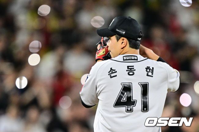 [OSEN=수원, 조은정 기자]21일 오후 수원 KT위즈파크에서 2025 신한 SOL Bank KBO리그 KT 위즈와 KIA 타이거즈의 경기가 열렸다.이날 홈팀 KT는 고영표를, 방문팀 KIA는 올러를 선발투수로 내세웠다8회초를 앞두고 KT 손동현이 연습피칭을 하고 있다. 2025.05.21 /cej@osen.co.kr