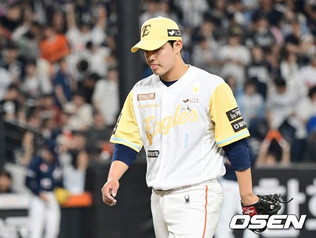 [OSEN=대전, 김성락 기자] 14일 대전 한화생명볼파크에서 ‘2025 신한 SOL Bank KBO리그’ 한화 이글스와 두산 베어스의 경기가 열렸다.이날 한화는 문동주, 두산은 잭로그를 선발로 내세웠다.5회초 종료 후 한화 문동주가 더그아웃으로 이동하고 있다. 2025.05.14 / ksl0919@osen.co.kr