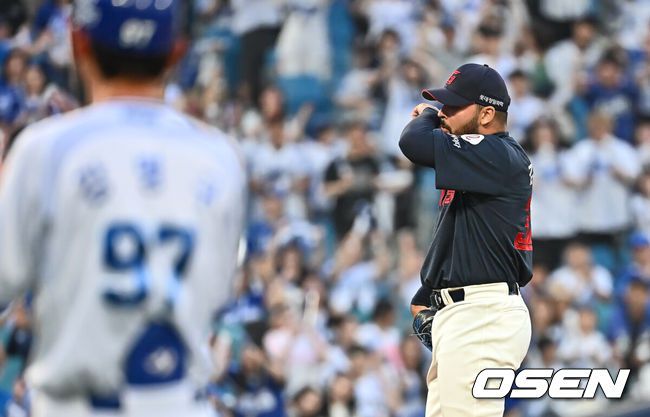 [OSEN=대구, 이석우 기자] 27일 대구삼성라이온즈파크에서 2025 신한 SOL 뱅크 KBO 리그 삼성 라이온즈와 롯데 자이언츠의 경기가 열렸다. 홈팀 삼성은 후라도가, 방문팀 롯데는 감보아가 선발 출전했다. 롯데 자이언츠 감보아가 2회말 2사 만루 긴 투구 동작을 틈타 3중 도루를 허용하고 아쉬워하고 있다. 2025.05.27 / foto0307@osen.co.kr