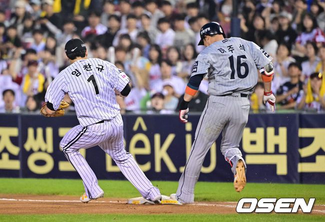 [OSEN=잠실, 박준형 기자] 27일 오후 서울 잠실구장에서 ‘2025 신한 SOL BANK KBO리그’ LG 트윈스와 한화 이글스의 경기가 진행됐다.이날 경기에서 LG은 임찬규를 한화는 황준서를 선발투수로 내세웠다.6회초 한화 선두타자 하주석의 내야땅볼때 임찬규가 1루 베이스 커버플레이를 하고 있다. 2025.05.27 / soul1014@osen.co.kr