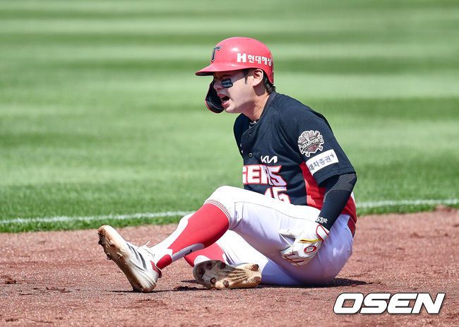 [OSEN=대구, 이석우 기자] 25일 대구삼성라이온즈파크에서 2025 신한 SOL 뱅크 KBO 리그 삼성 라이온즈와 KIA 타이거즈의 경기가 열렸다. 홈팀 삼성은 원태인이, 방문팀 KIA는 윤영철이 선발 출전했다. KIA 타이거즈 박정우가 3회초 진루 도중 부상을 당해 고통스러워하고 있다. 2025.05.25 / foto0307@osen.co.kr