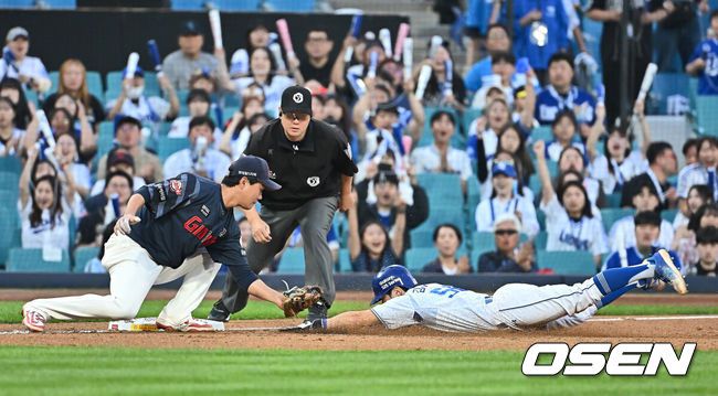 [OSEN=대구, 이석우 기자] 27일 대구삼성라이온즈파크에서 2025 신한 SOL 뱅크 KBO 리그 삼성 라이온즈와 롯데 자이언츠의 경기가 열렸다. 홈팀 삼성은 후라도가, 방문팀 롯데는 감보아가 선발 출전했다. 삼성 라이온즈 김지찬이 2회말 2사 만루 롯데 자이언츠 감보아의 긴 투구 동작에 3중 도루를 시도해 3루에서 세이프되고 있다. 2025.05.27 / foto0307@osen.co.kr