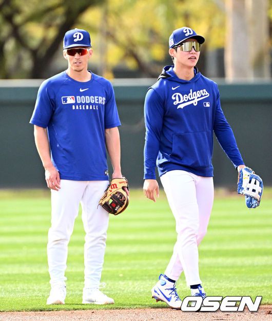 [OSEN=이대선 기자] LA 다저스 토미 에드먼과 김혜성이 수비 훈련을 하고 있다. 2025.02.17 / sunday@osen.co.kr