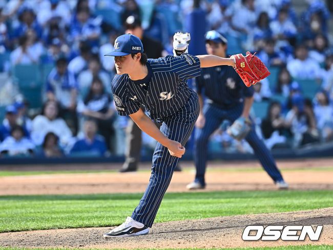 [OSEN=대구, 이석우 기자] 25일 대구삼성라이온즈파크에서 2025 신한 SOL 뱅크 KBO 리그 삼성 라이온즈와 KIA 타이거즈의 경기가 열렸다. 홈팀 삼성은 원태인이, 방문팀 KIA는 윤영철이 선발 출전했다. 삼성 라이온즈 이호성이 역투하고 있다. 2025.05.25 / foto0307@osen.co.kr